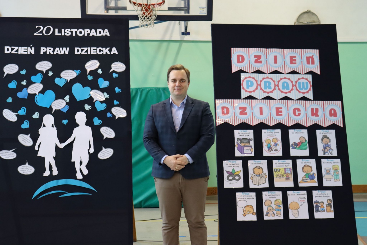 Międzynarodowy Dzień Praw Dziecka w Szkole Podstawowej nr 4 w Ostrołęce - zdjęcie #8 - eOstroleka.pl