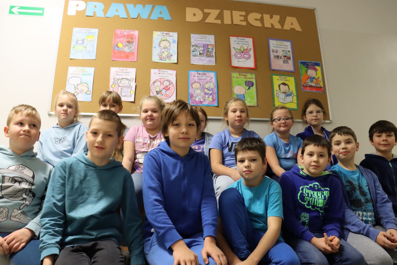Międzynarodowy Dzień Praw Dziecka w Szkole Podstawowej nr 4 w Ostrołęce - zdjęcie #17 - eOstroleka.pl