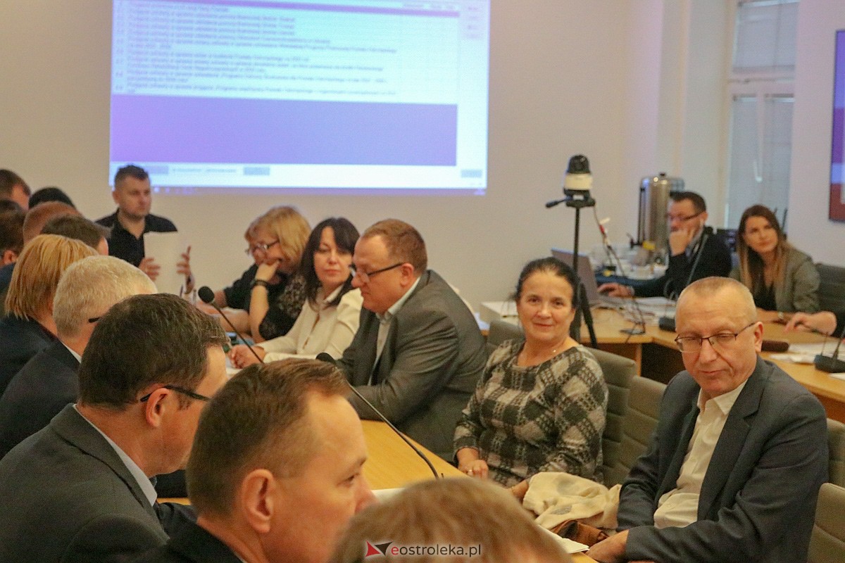 Sesja rady powiatu ostrołęckiego [28.11.2022] - zdjęcie #6 - eOstroleka.pl