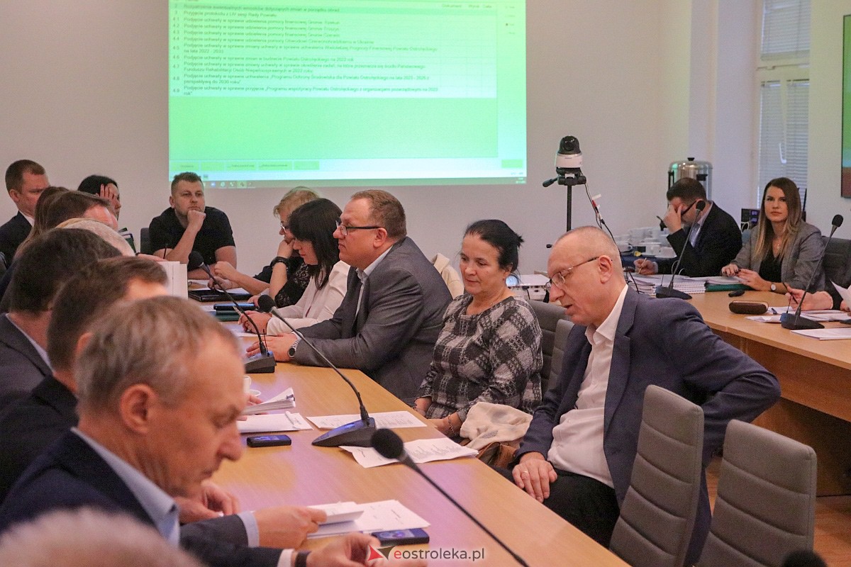 Sesja rady powiatu ostrołęckiego [28.11.2022] - zdjęcie #8 - eOstroleka.pl