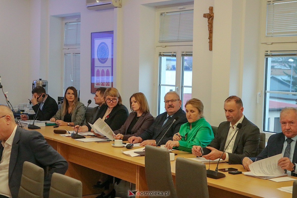 Sesja rady powiatu ostrołęckiego [28.11.2022] - zdjęcie #9 - eOstroleka.pl