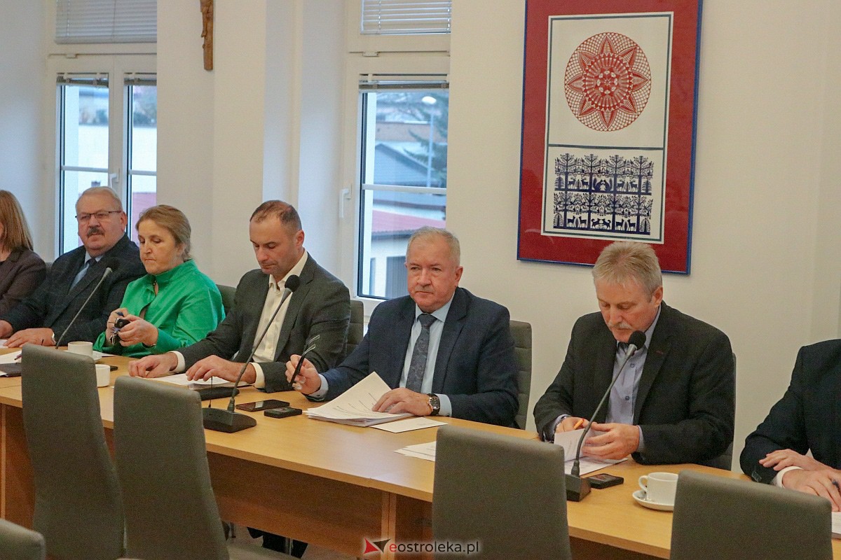 Sesja rady powiatu ostrołęckiego [28.11.2022] - zdjęcie #10 - eOstroleka.pl