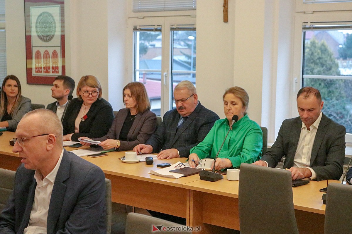 Sesja rady powiatu ostrołęckiego [28.11.2022] - zdjęcie #15 - eOstroleka.pl