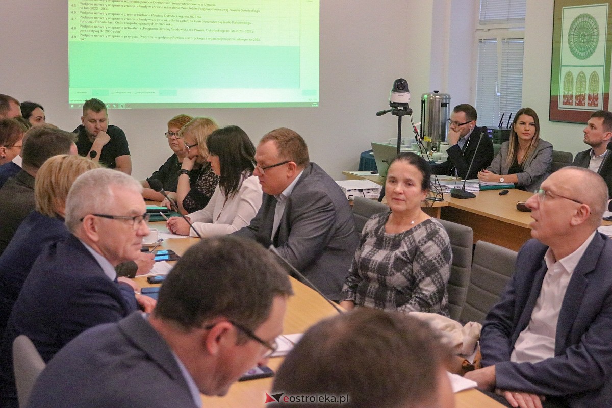 Sesja rady powiatu ostrołęckiego [28.11.2022] - zdjęcie #16 - eOstroleka.pl
