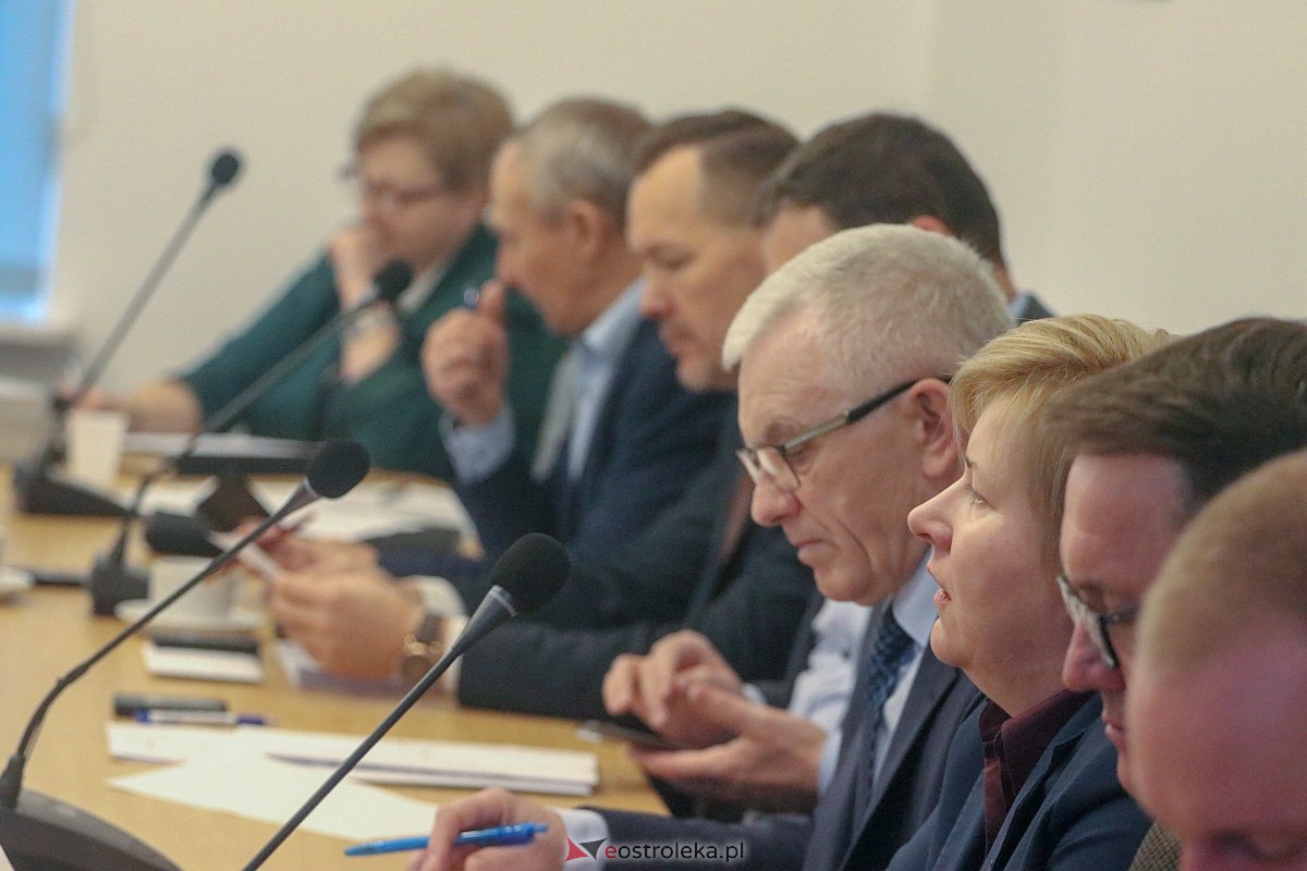 Sesja rady powiatu ostrołęckiego [28.11.2022] - zdjęcie #25 - eOstroleka.pl