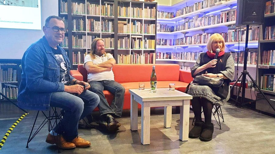 Ficowska i Bieliński - bliscy przyjaciele Grzegorza Przemyka z wizytą w kadzidlańskiej bibliotece [29.11.2022] - zdjęcie #11 - eOstroleka.pl