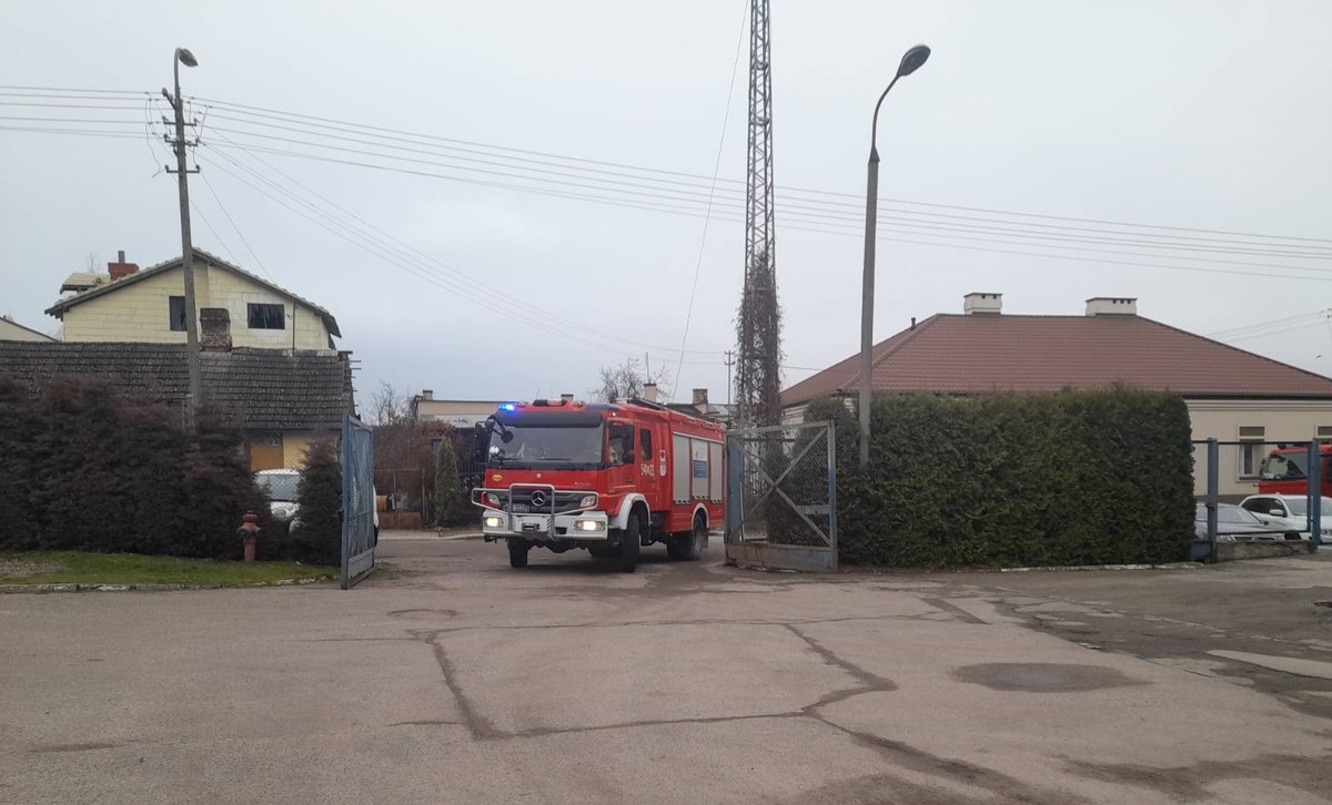 Akcja strażaków w ostrowskiej komendzie policji. Z budynku ewakuowano kilkadziesiąt osób [30.11.2022] - zdjęcie #2 - eOstroleka.pl