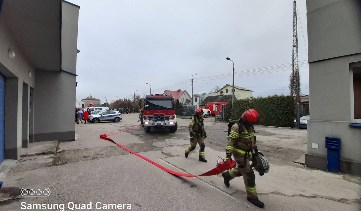 Akcja strażaków w ostrowskiej komendzie policji. Z budynku ewakuowano kilkadziesiąt osób [30.11.2022] - zdjęcie #4 - eOstroleka.pl