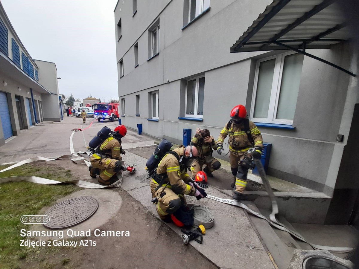 Akcja strażaków w ostrowskiej komendzie policji. Z budynku ewakuowano kilkadziesiąt osób [30.11.2022] - zdjęcie #5 - eOstroleka.pl