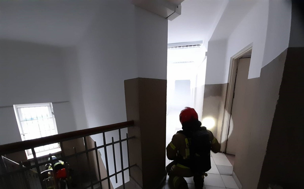 Akcja strażaków w ostrowskiej komendzie policji. Z budynku ewakuowano kilkadziesiąt osób [30.11.2022] - zdjęcie #7 - eOstroleka.pl