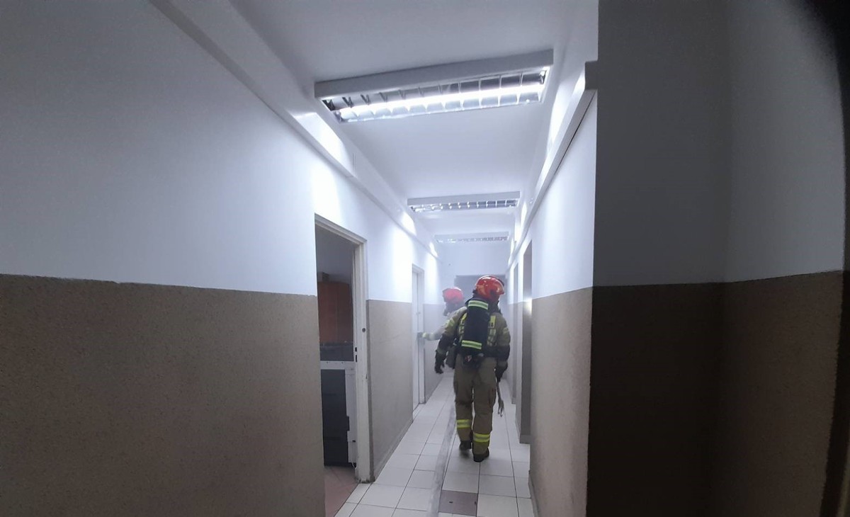 Akcja strażaków w ostrowskiej komendzie policji. Z budynku ewakuowano kilkadziesiąt osób [30.11.2022] - zdjęcie #8 - eOstroleka.pl