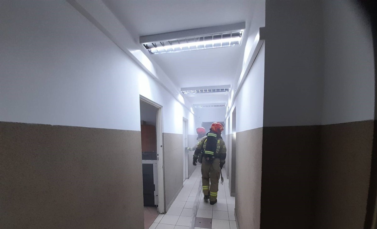 Akcja strażaków w ostrowskiej komendzie policji. Z budynku ewakuowano kilkadziesiąt osób [30.11.2022] - zdjęcie #1 - eOstroleka.pl