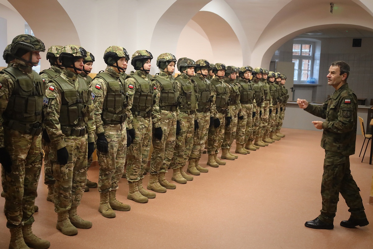 Liceum mundurowe z Ostrołęki na ćwiczeniach w Komorowie - zdjęcie #9 - eOstroleka.pl