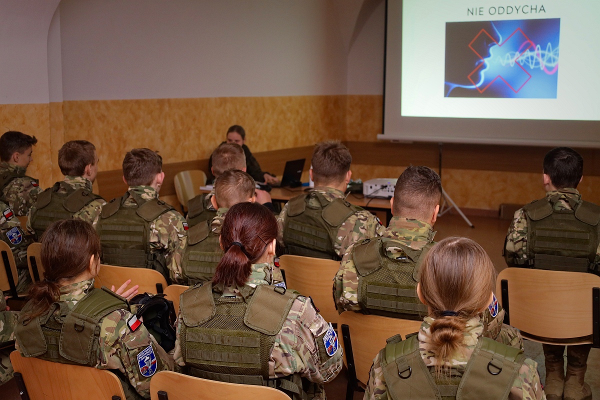 Liceum mundurowe z Ostrołęki na ćwiczeniach w Komorowie - zdjęcie #11 - eOstroleka.pl