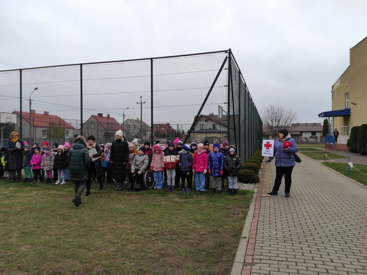 Ewakuacja Szkoły Podstawowej w Rzekuniu - zdjęcie #3 - eOstroleka.pl