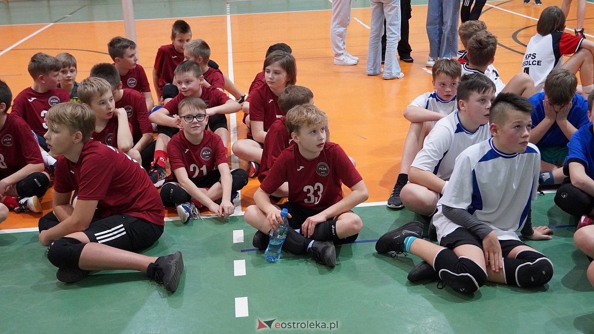 Mikołajkowy turniej mini siatkówki [3.12.2022] - zdjęcie #80 - eOstroleka.pl
