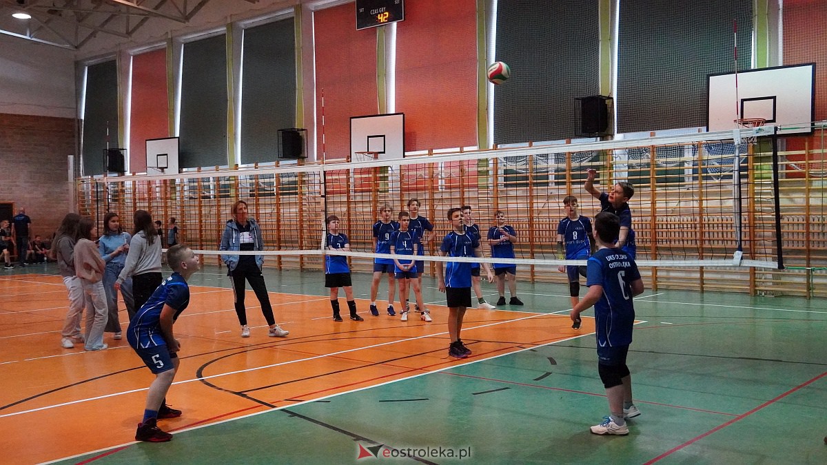 Mikołajkowy turniej mini siatkówki [3.12.2022] - zdjęcie #78 - eOstroleka.pl