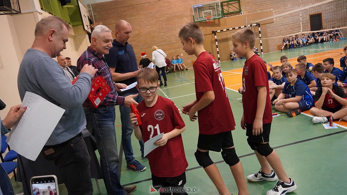 Mikołajkowy turniej mini siatkówki [3.12.2022] - zdjęcie #45 - eOstroleka.pl