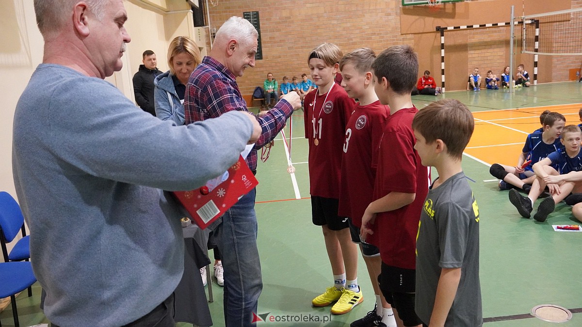 Mikołajkowy turniej mini siatkówki [3.12.2022] - zdjęcie #40 - eOstroleka.pl