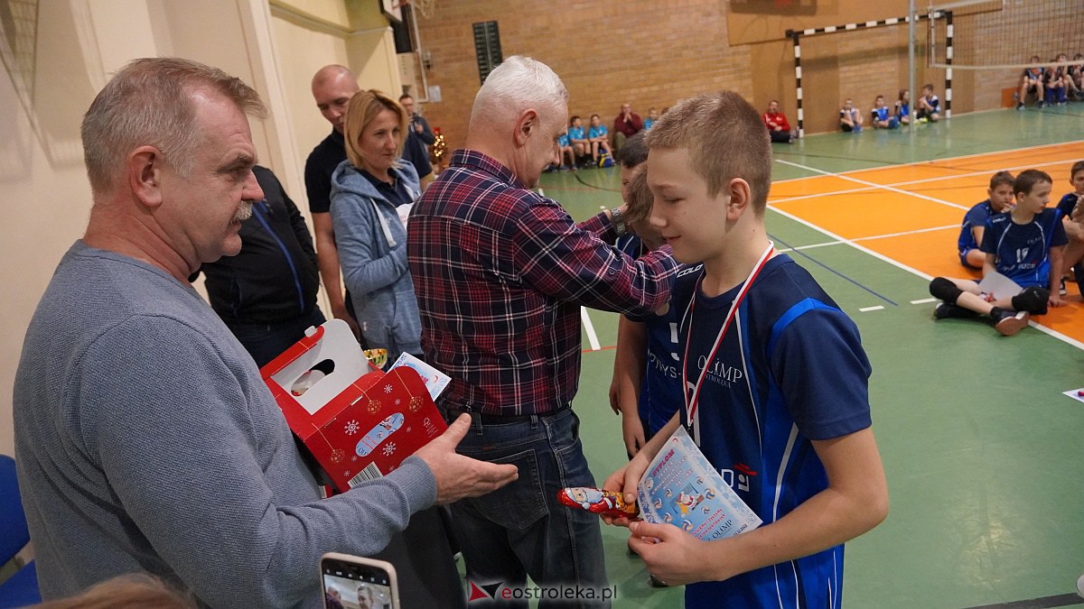 Mikołajkowy turniej mini siatkówki [3.12.2022] - zdjęcie #35 - eOstroleka.pl