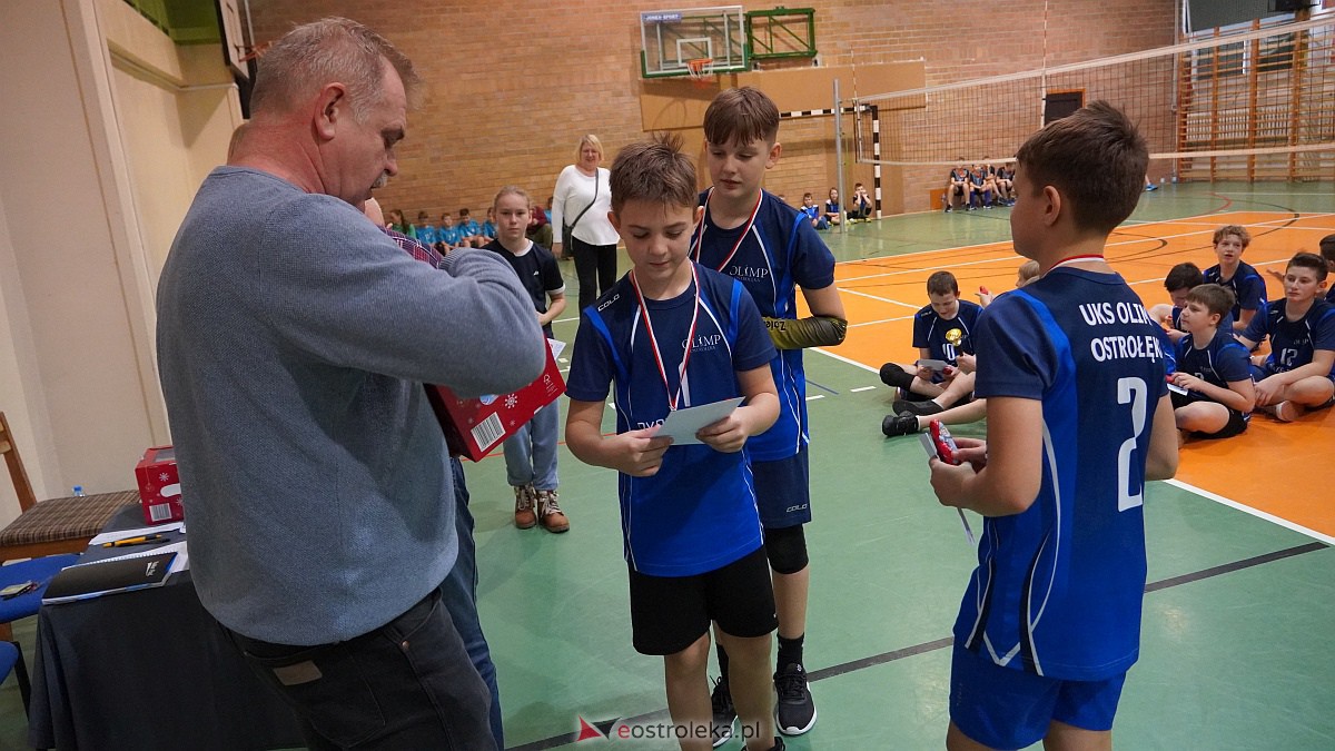 Mikołajkowy turniej mini siatkówki [3.12.2022] - zdjęcie #24 - eOstroleka.pl