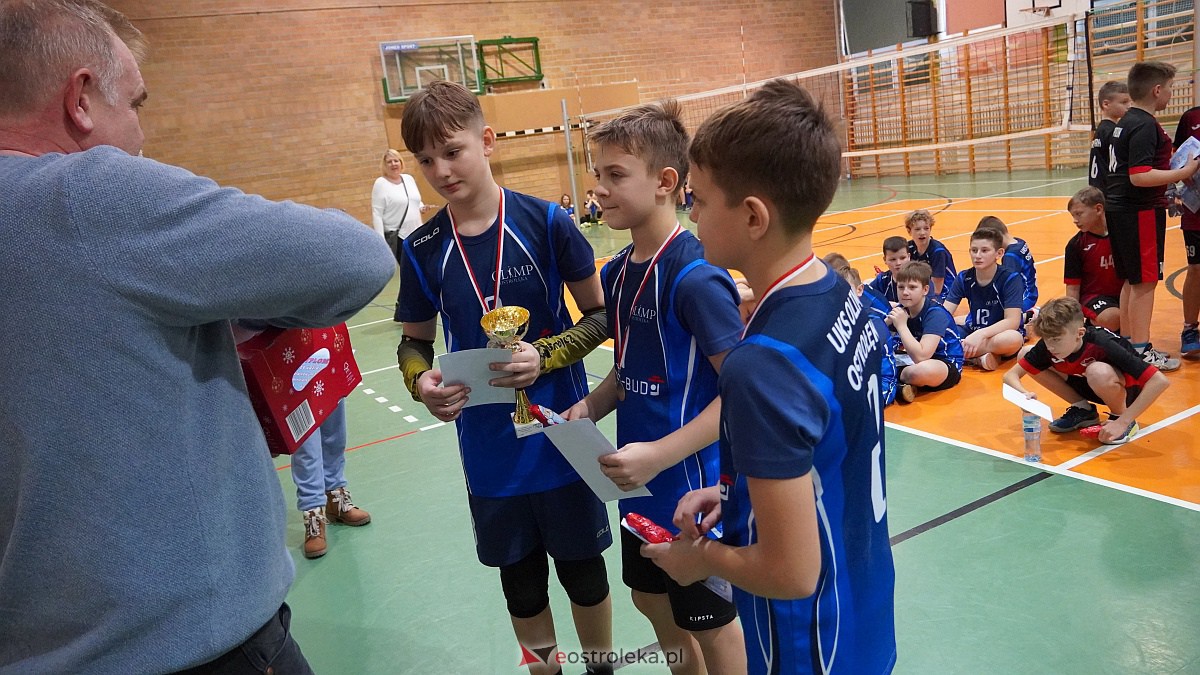 Mikołajkowy turniej mini siatkówki [3.12.2022] - zdjęcie #20 - eOstroleka.pl