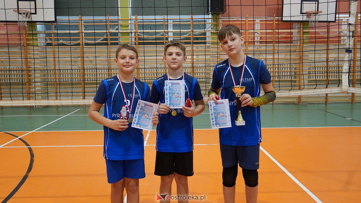 Mikołajkowy turniej mini siatkówki [3.12.2022] - zdjęcie #19 - eOstroleka.pl