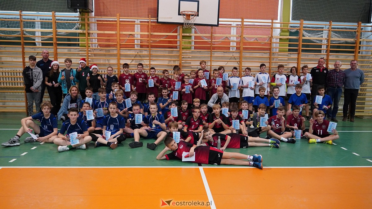 Mikołajkowy turniej mini siatkówki [3.12.2022] - zdjęcie #17 - eOstroleka.pl