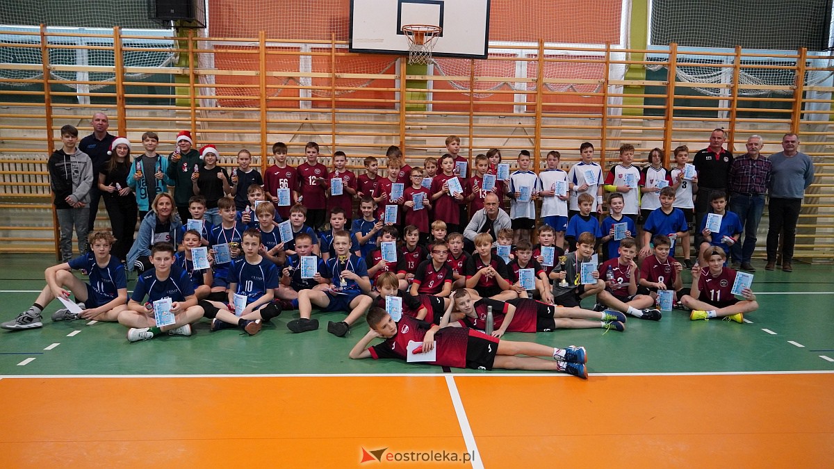 Mikołajkowy turniej mini siatkówki [3.12.2022] - zdjęcie #16 - eOstroleka.pl
