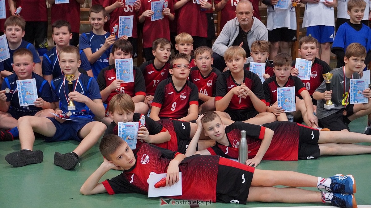 Mikołajkowy turniej mini siatkówki [3.12.2022] - zdjęcie #15 - eOstroleka.pl