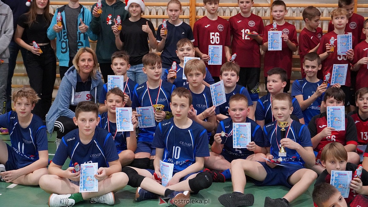 Mikołajkowy turniej mini siatkówki [3.12.2022] - zdjęcie #14 - eOstroleka.pl