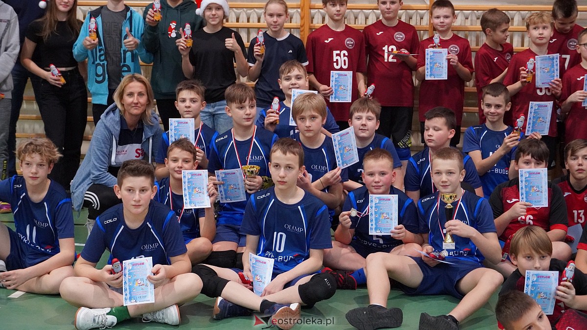 Mikołajkowy turniej mini siatkówki [3.12.2022] - zdjęcie #13 - eOstroleka.pl