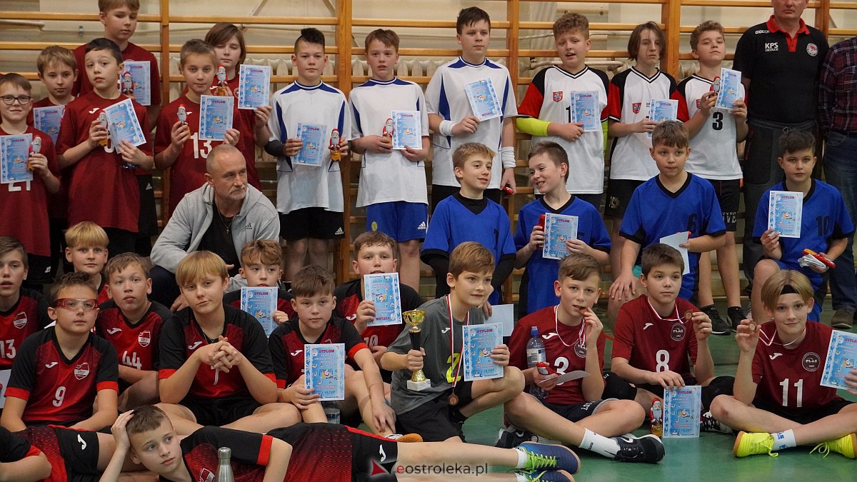 Mikołajkowy turniej mini siatkówki [3.12.2022] - zdjęcie #12 - eOstroleka.pl