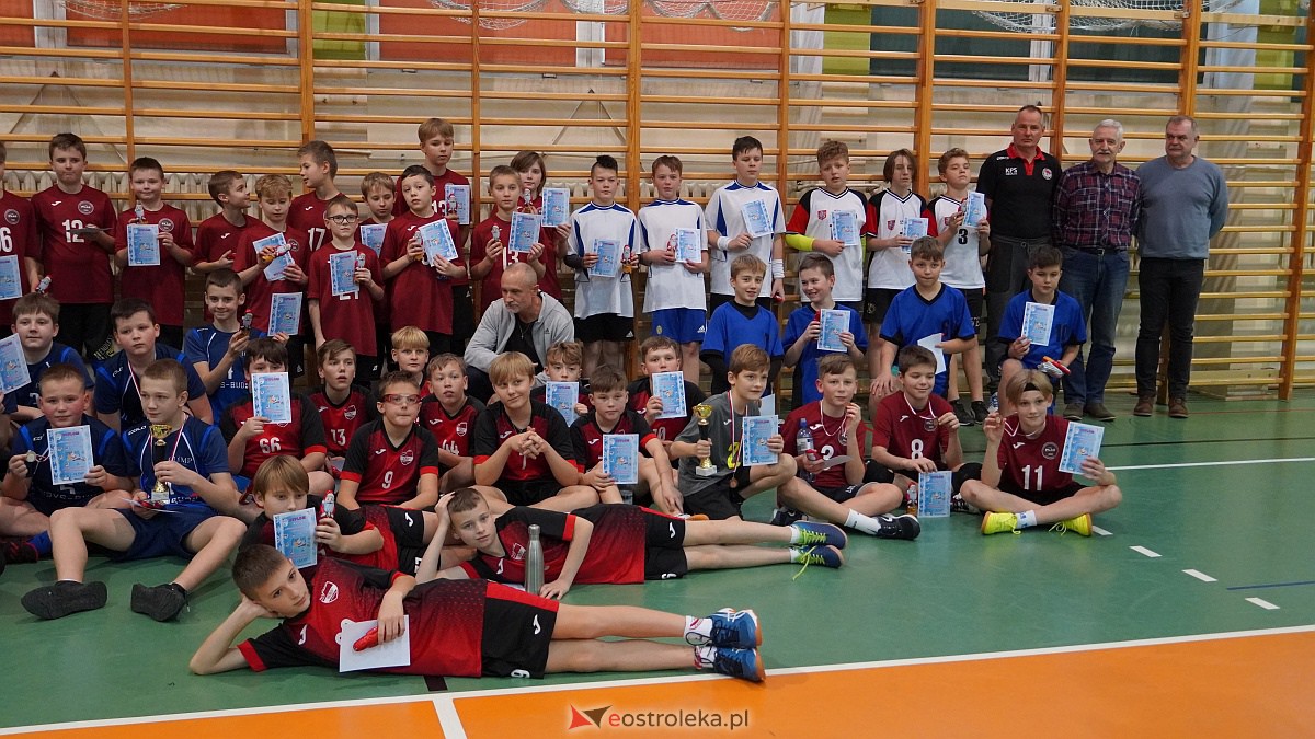 Mikołajkowy turniej mini siatkówki [3.12.2022] - zdjęcie #11 - eOstroleka.pl