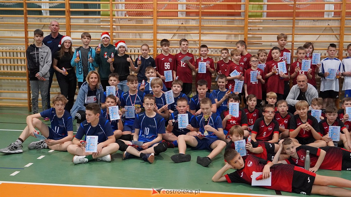 Mikołajkowy turniej mini siatkówki [3.12.2022] - zdjęcie #10 - eOstroleka.pl