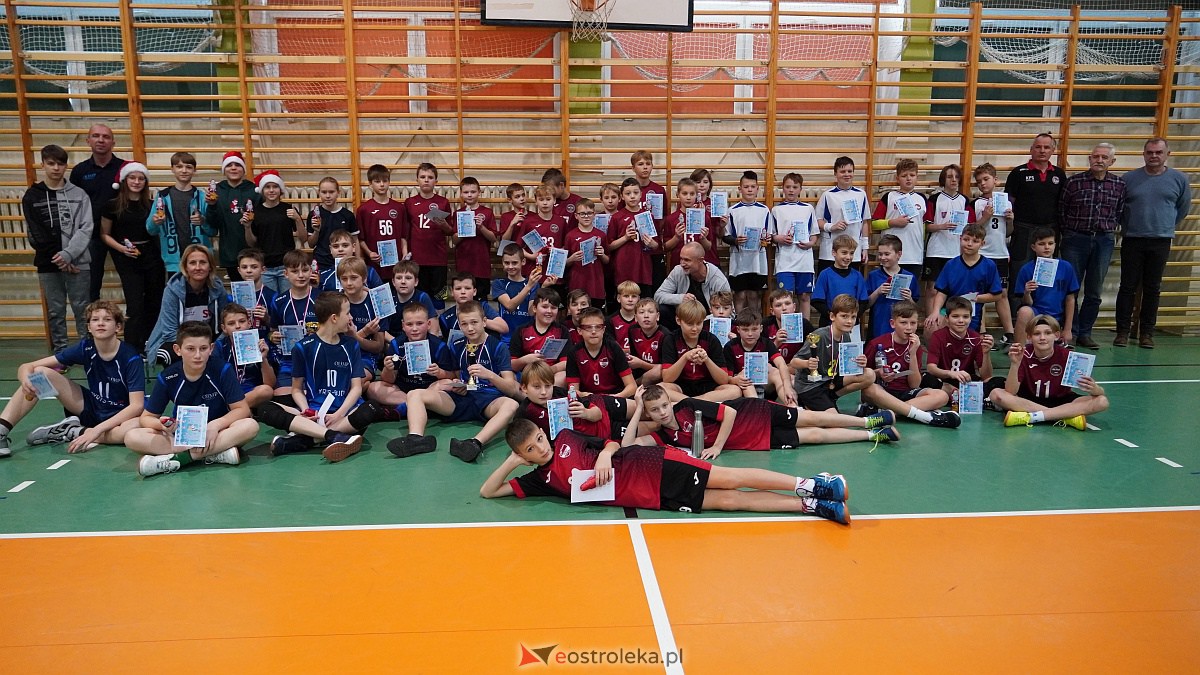 Mikołajkowy turniej mini siatkówki [3.12.2022] - zdjęcie #9 - eOstroleka.pl