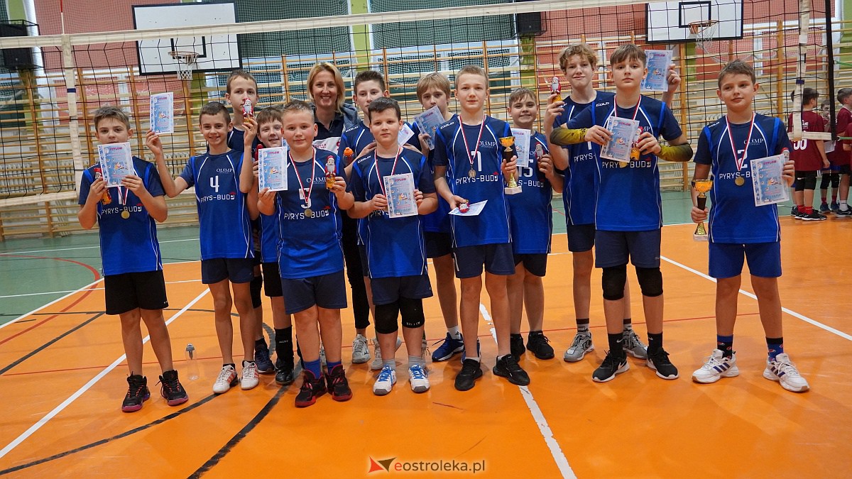 Mikołajkowy turniej mini siatkówki [3.12.2022] - zdjęcie #8 - eOstroleka.pl