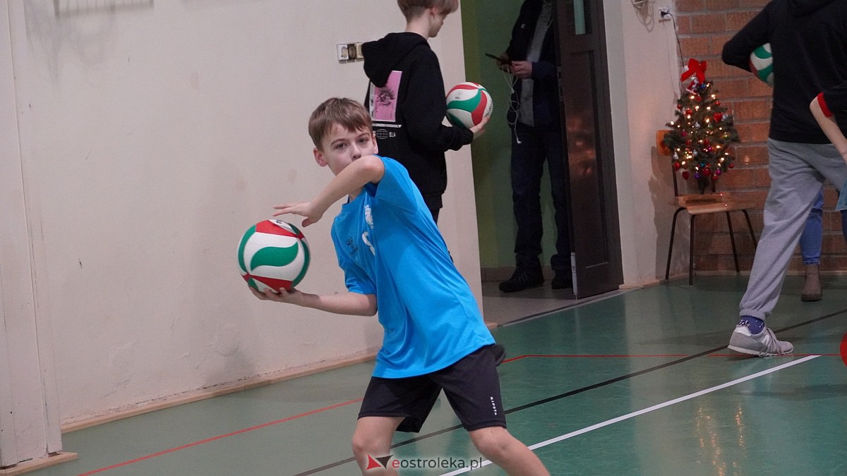 Mikołajkowy turniej mini siatkówki [3.12.2022] - zdjęcie #1 - eOstroleka.pl