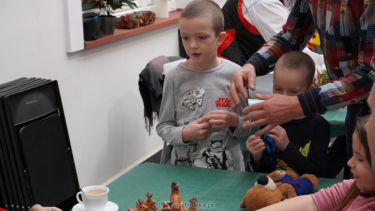 „Idą święta – czas stroić choinkę”. Rodzinna impreza w Muzeum Kultury Kurpiowskiej [4.12.2022] - zdjęcie #2 - eOstroleka.pl