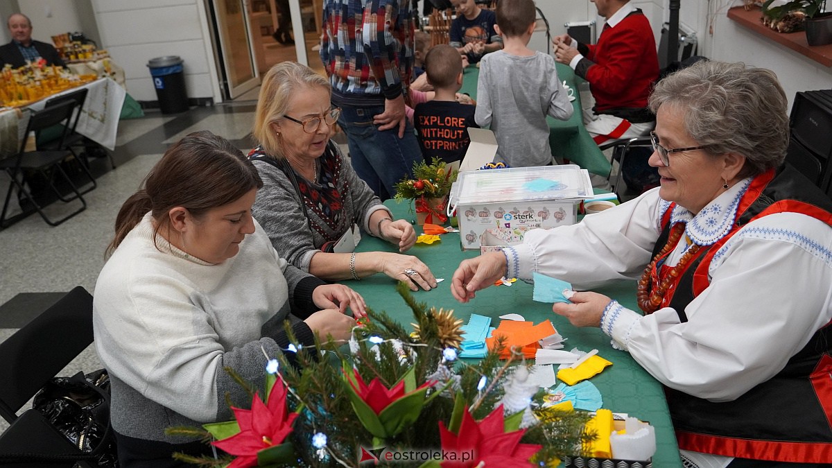 „Idą święta – czas stroić choinkę”. Rodzinna impreza w Muzeum Kultury Kurpiowskiej [4.12.2022] - zdjęcie #6 - eOstroleka.pl