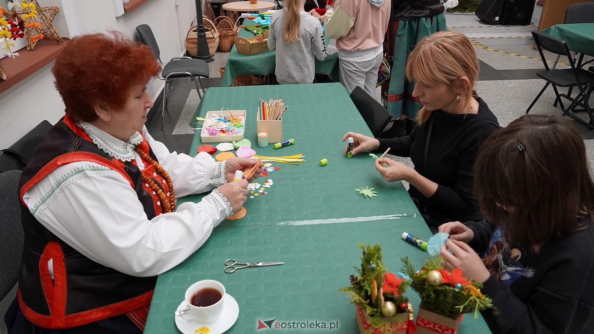 „Idą święta – czas stroić choinkę”. Rodzinna impreza w Muzeum Kultury Kurpiowskiej [4.12.2022] - zdjęcie #7 - eOstroleka.pl