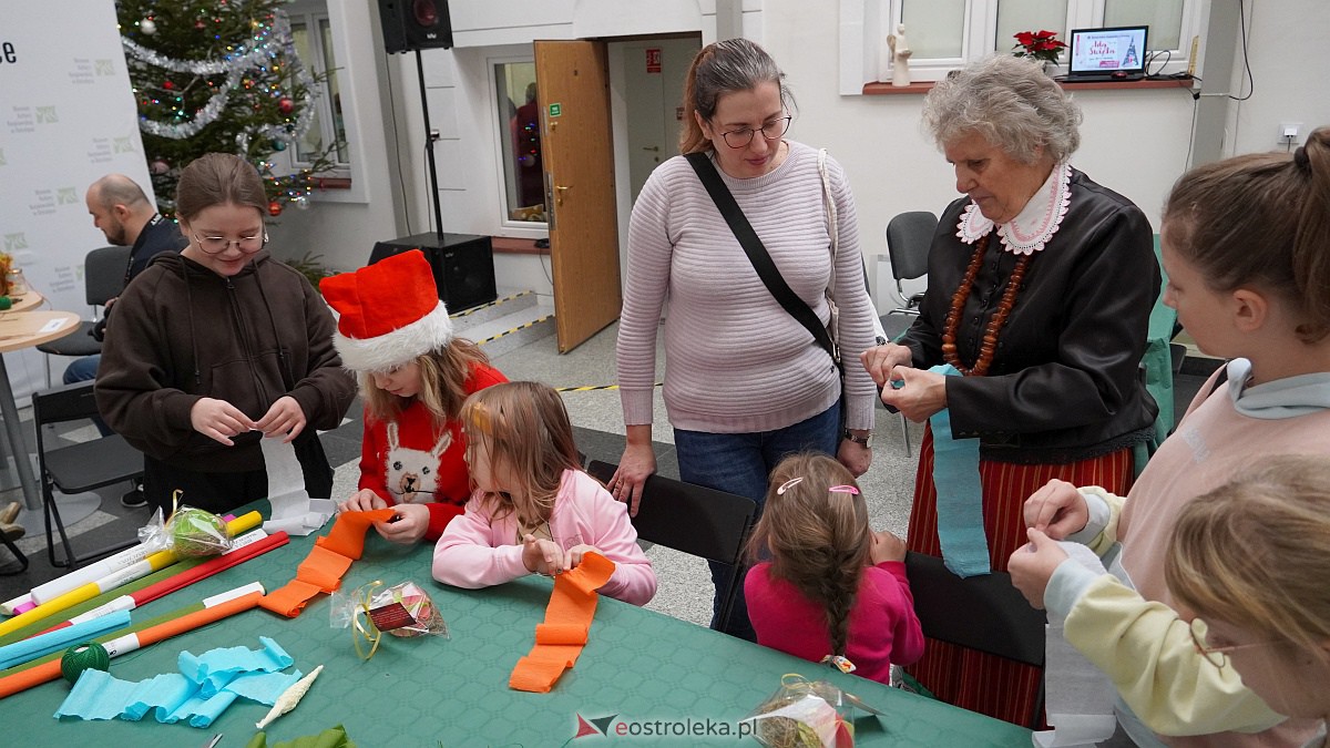 „Idą święta – czas stroić choinkę”. Rodzinna impreza w Muzeum Kultury Kurpiowskiej [4.12.2022] - zdjęcie #8 - eOstroleka.pl