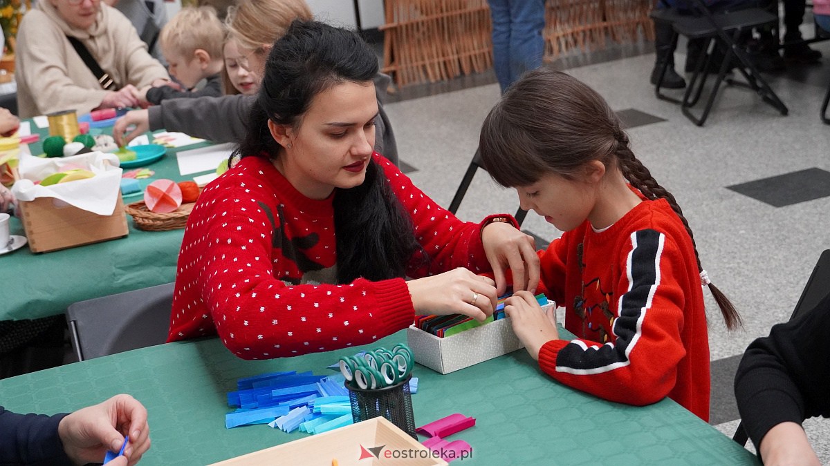 „Idą święta – czas stroić choinkę”. Rodzinna impreza w Muzeum Kultury Kurpiowskiej [4.12.2022] - zdjęcie #37 - eOstroleka.pl