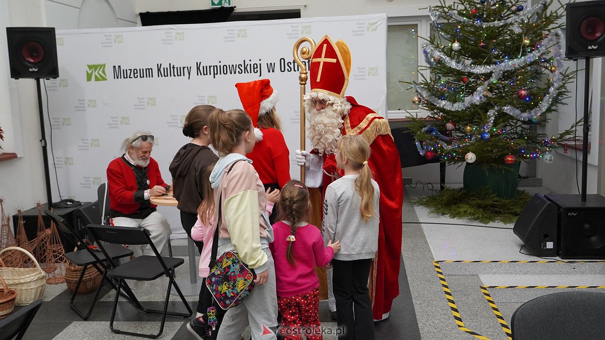 „Idą święta – czas stroić choinkę”. Rodzinna impreza w Muzeum Kultury Kurpiowskiej [4.12.2022] - zdjęcie #31 - eOstroleka.pl