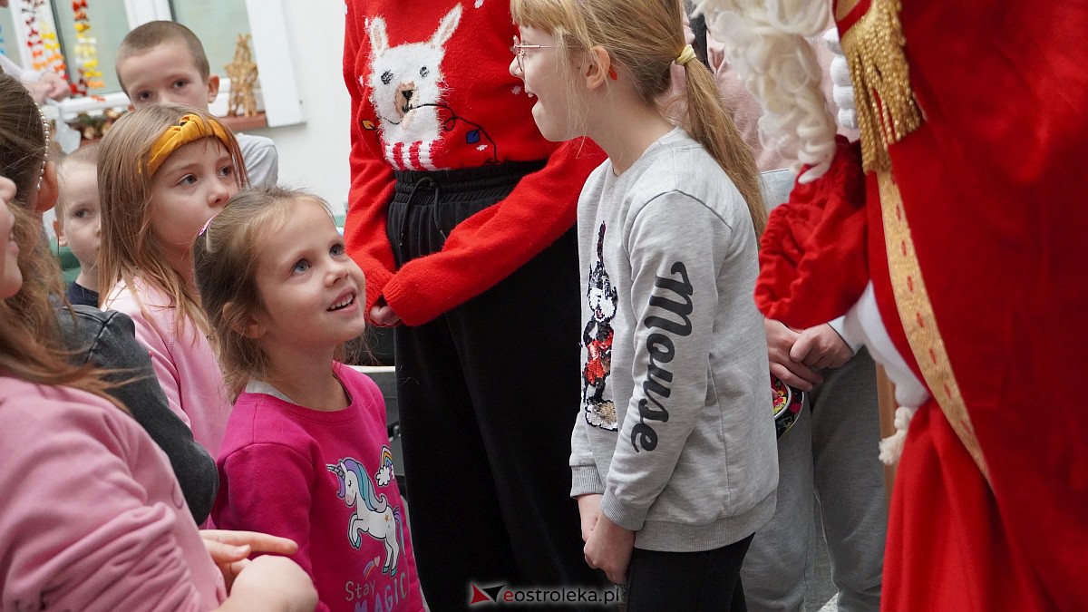 „Idą święta – czas stroić choinkę”. Rodzinna impreza w Muzeum Kultury Kurpiowskiej [4.12.2022] - zdjęcie #35 - eOstroleka.pl