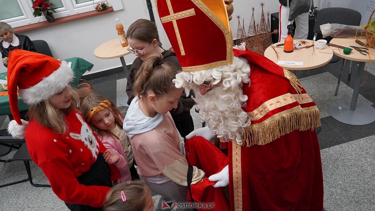 „Idą święta – czas stroić choinkę”. Rodzinna impreza w Muzeum Kultury Kurpiowskiej [4.12.2022] - zdjęcie #38 - eOstroleka.pl