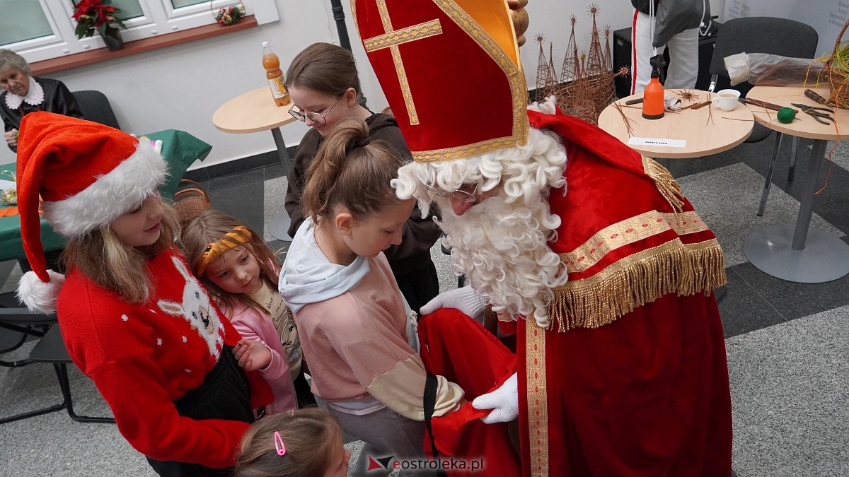 „Idą święta – czas stroić choinkę”. Rodzinna impreza w Muzeum Kultury Kurpiowskiej [4.12.2022] - zdjęcie #15 - eOstroleka.pl