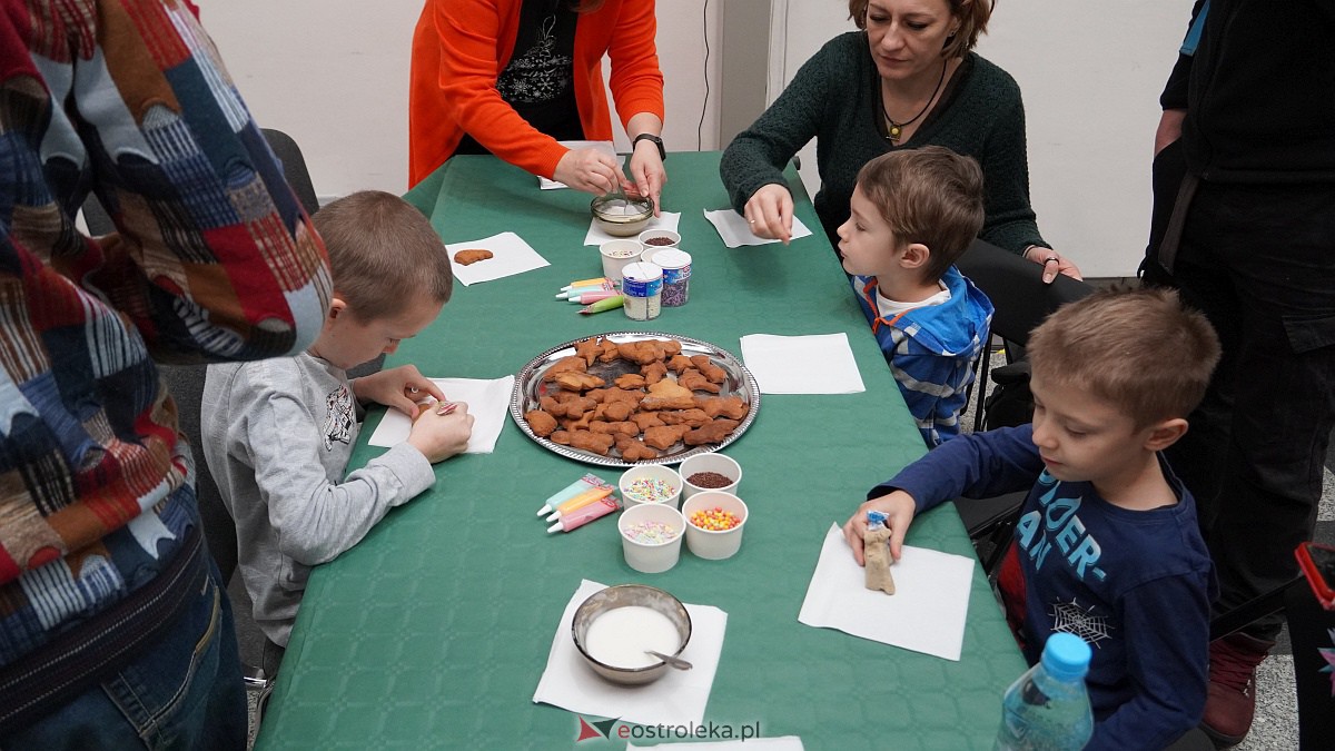 „Idą święta – czas stroić choinkę”. Rodzinna impreza w Muzeum Kultury Kurpiowskiej [4.12.2022] - zdjęcie #10 - eOstroleka.pl
