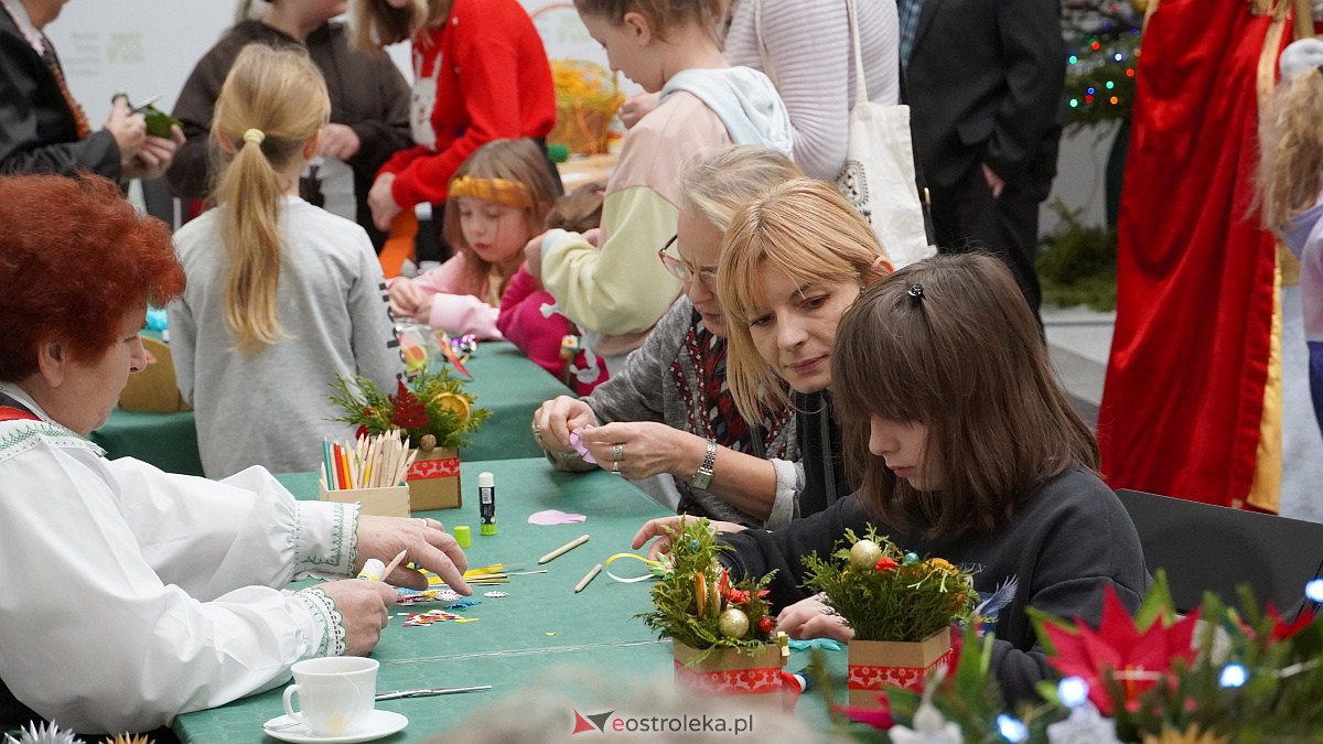 „Idą święta – czas stroić choinkę”. Rodzinna impreza w Muzeum Kultury Kurpiowskiej [4.12.2022] - zdjęcie #2 - eOstroleka.pl