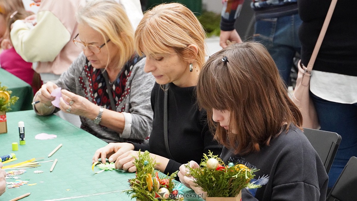 „Idą święta – czas stroić choinkę”. Rodzinna impreza w Muzeum Kultury Kurpiowskiej [4.12.2022] - zdjęcie #1 - eOstroleka.pl